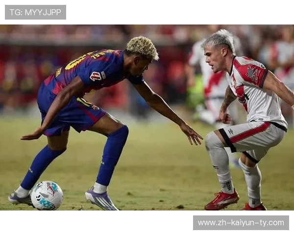 巴萨门将与主帅并肩举杯庆祝国家德比胜利全场沸腾定格瞬间